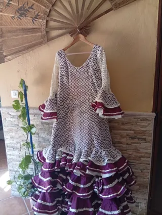 Vestido de flamenca morado y blanco