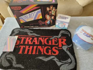 Lote de productos oficiales de Stranger Things.