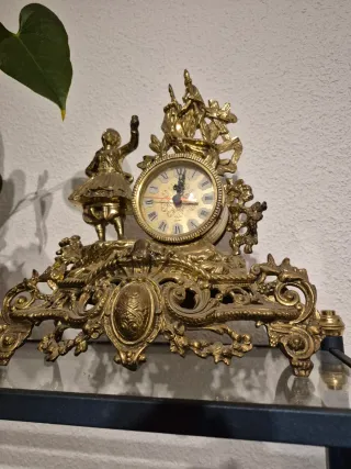 Reloj de sobremesa dorado antiguo