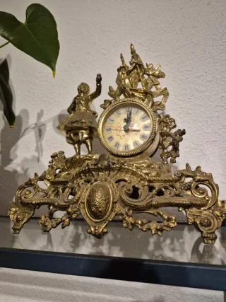 Reloj de sobremesa dorado antiguo