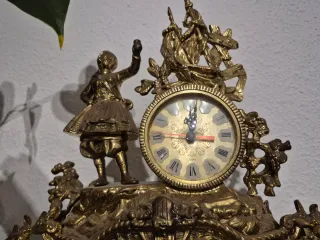 Reloj de sobremesa dorado antiguo