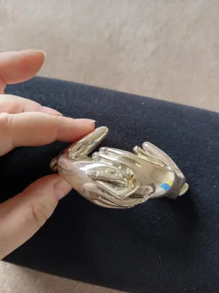 Scultura mani abbraccio in color argento.