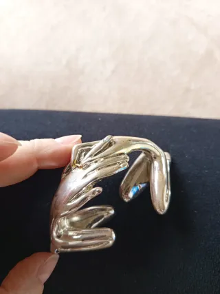 Scultura mani abbraccio in color argento.