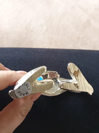 Scultura mani abbraccio in color argento.