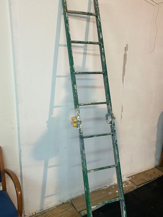 Escalera plegable verde decorada