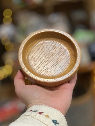 Plato artesanal de madera de roble