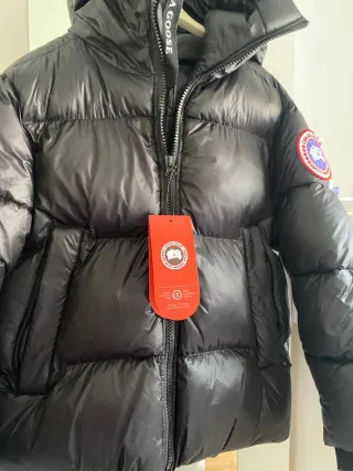 Abrigo acolchado negro con capucha