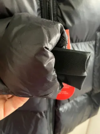 Abrigo acolchado negro con capucha