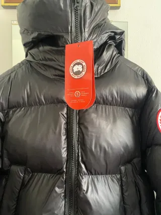 Abrigo acolchado negro con capucha