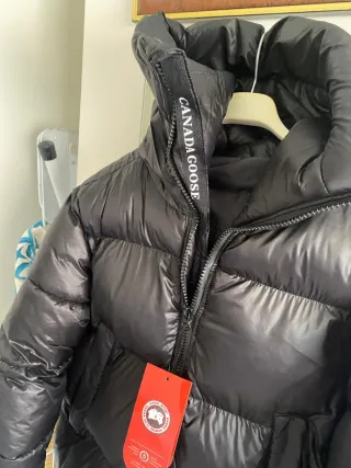 Abrigo acolchado negro con capucha