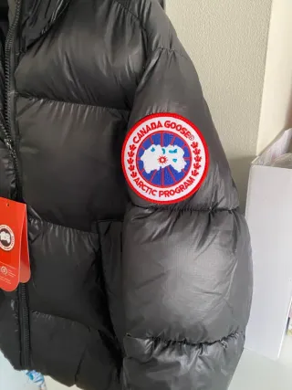 Abrigo acolchado negro con capucha