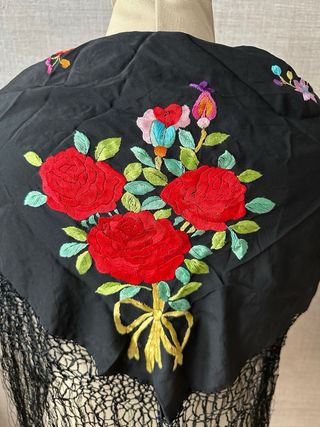 Manton de Manila bordado a mano