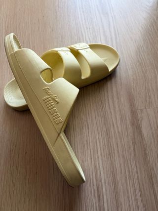 Sandalias amarillas chica