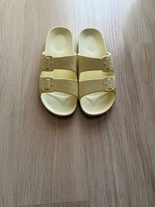 Sandalias amarillas chica