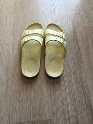 Sandalias amarillas chica