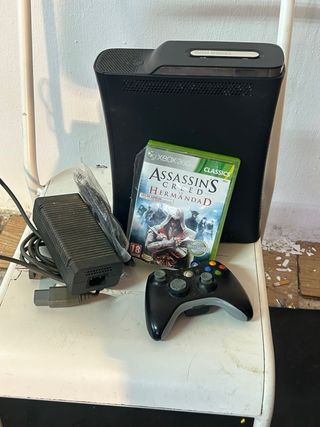 Xbox 360 con Assassin's Creed y mando