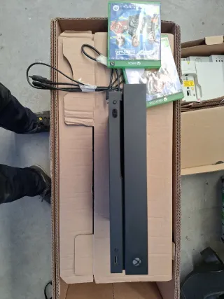 Xbox One X Nero + Giochi