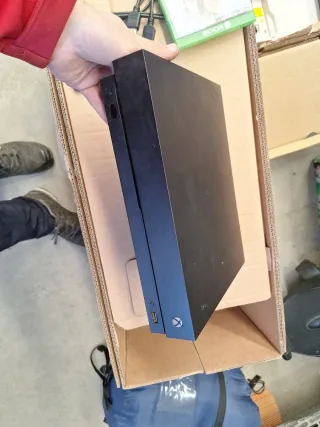 Xbox One X Nero + Giochi