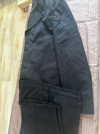Traje de chaqueta y pantalón negro