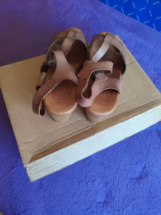 Sandalias tacón Emma Go marrones