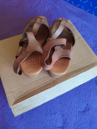 Sandalias tacón Emma Go marrones