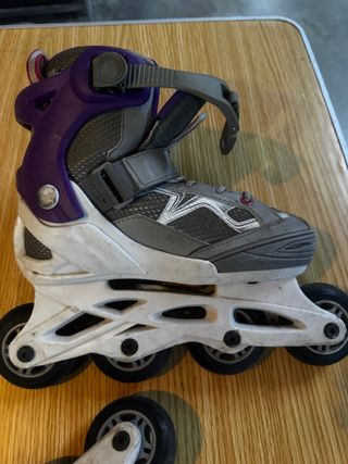 Patines en línea morados y grises