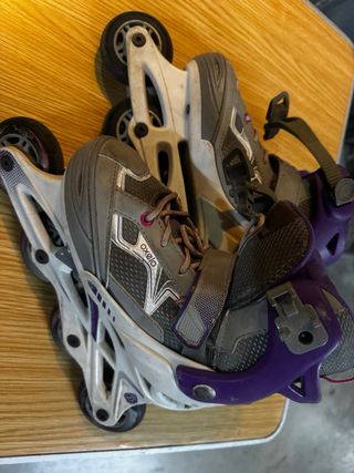 Patines en línea morados y grises