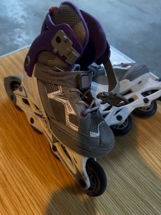 Patines en línea morados y grises