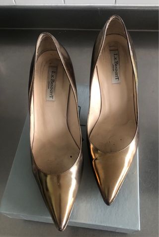 Zapatos de salón de piel dorados