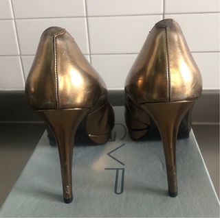 Zapatos de salón de piel dorados