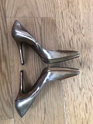 Zapatos de salón de piel dorados