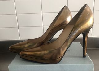 Zapatos de salón de piel dorados