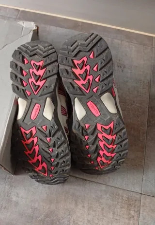 Botas de montaña mujer grises y rosas