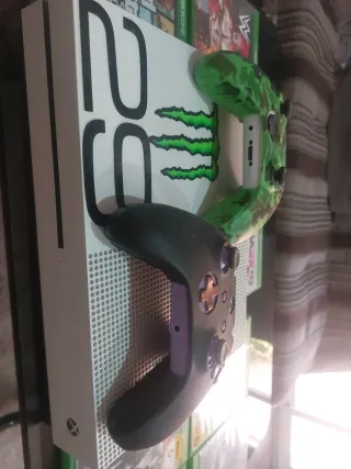 Xbox One S con 7 juegos y 2 mandos