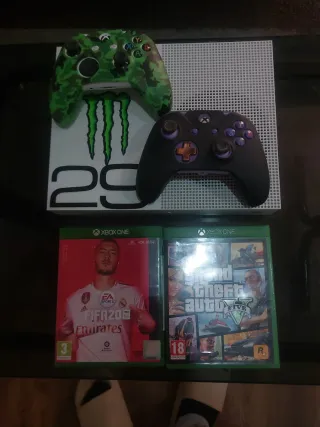 Xbox One S con 7 juegos y 2 mandos
