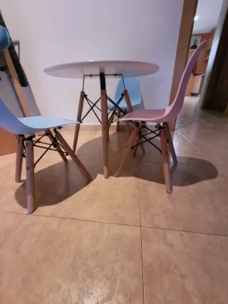 Mesa y 3 Sillas Infantiles