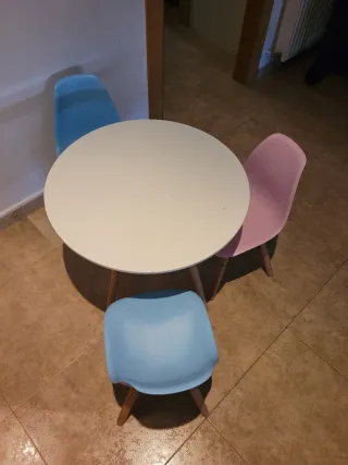 Mesa y 3 Sillas Infantiles