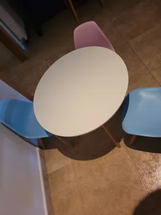 Mesa y 3 Sillas Infantiles