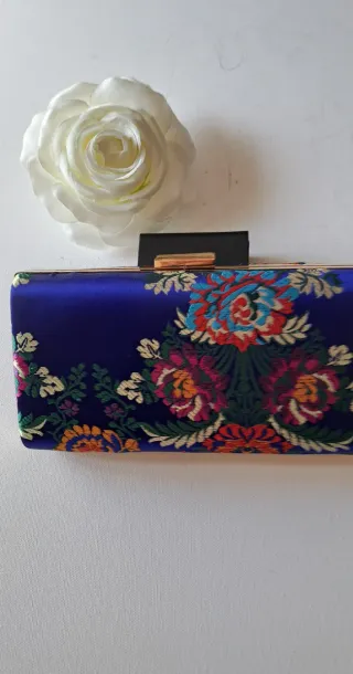 Bolso de fiesta azul con flores
