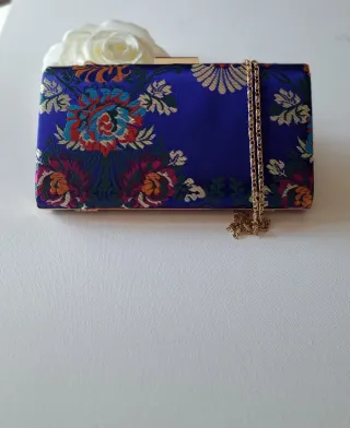 Bolso de fiesta azul con flores