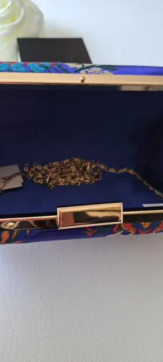 Bolso de fiesta azul con flores