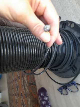 Cable eléctrico grueso en rollo