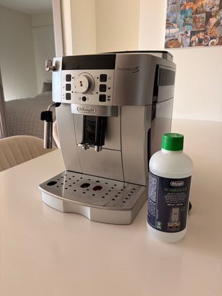 DeLonghi Magnifica S + Espumador + Descalcificador