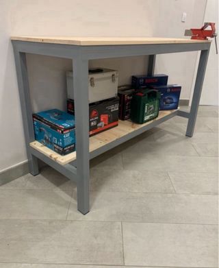 MESA DE TRABAJO DE ACERO Y TABLERO DE PINO.