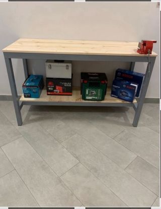 MESA DE TRABAJO DE ACERO Y TABLERO DE PINO.