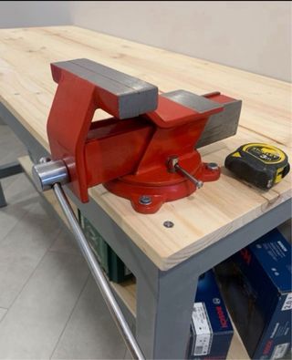 MESA DE TRABAJO DE ACERO Y TABLERO DE PINO.