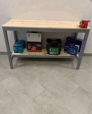 MESA DE TRABAJO DE ACERO Y TABLERO DE PINO.