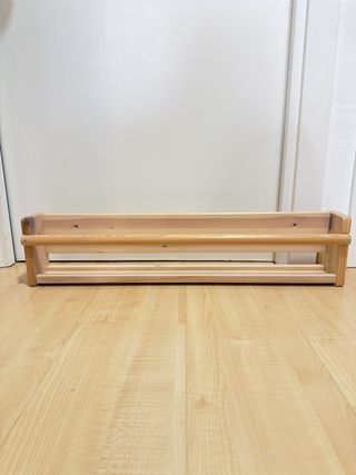 Scaffale a parete Flisat di Ikea in legno