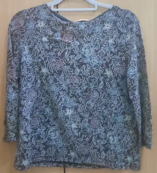 Camiseta floral blanco y marrón.