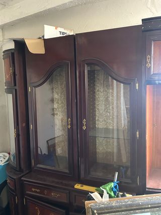 Mueble de madera con vitrina